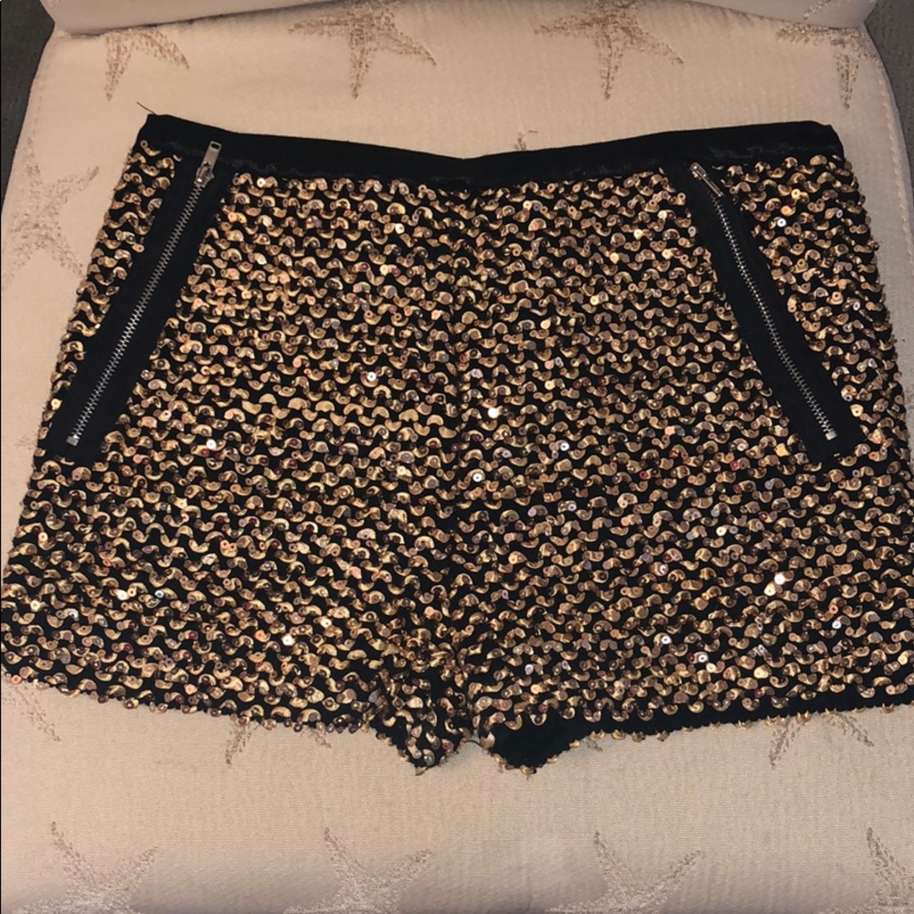 Sequined shorts with zipper